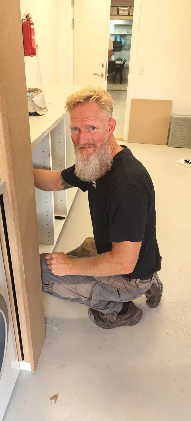 Richard Spang monterer inventar på en opgave